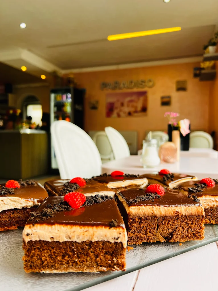Schoko-Sahne-Schnitten mit Himbeeren auf der Kuchentheke
